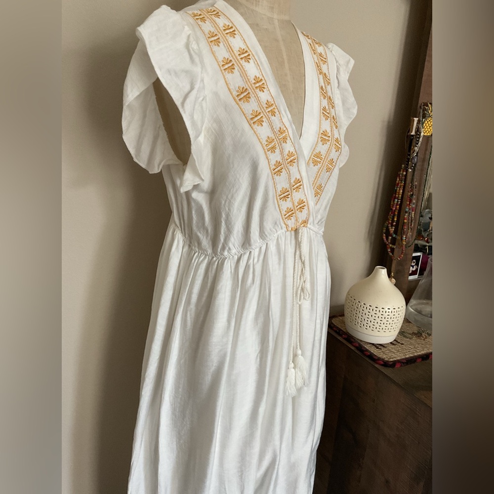 NWOT Women’s White Maxi Dress with Gold Embroidery. Size Large ( runs small)